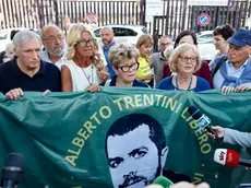 La mamma di Alberto Trentini, Armanda Colusso, ad una manifestazione