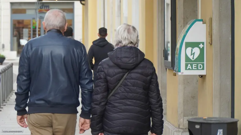 Alcuni dei contenitori che sono rimasti senza i defibrillatori al loro interno Foto Roberto Marega