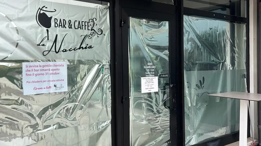 La vetrina chiusa il 31 ottobre del bar da Nocchia