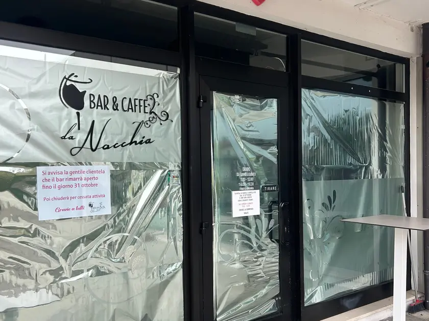La vetrina chiusa il 31 ottobre del bar da Nocchia