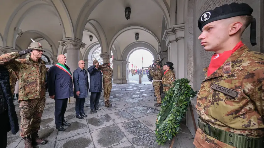 Il sindaco Dipiazza depone una corona con gli alpini (Silvano)