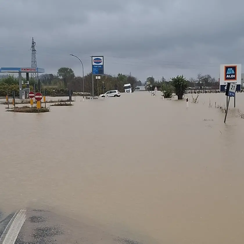 La strada regionale 56 tra San Giovanni e Cormons, con lo Judrio straripato