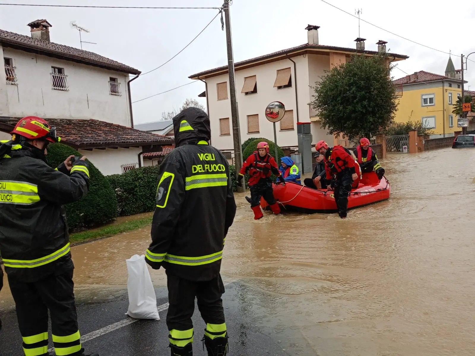 Persone recuperati con i gommoni a Versa