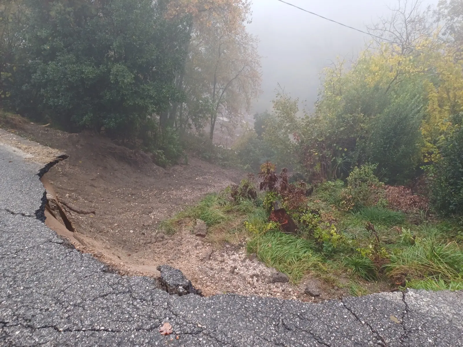 Frana sulla strada che porta alla Abbazia di Rosazzo, in comune di Manzano