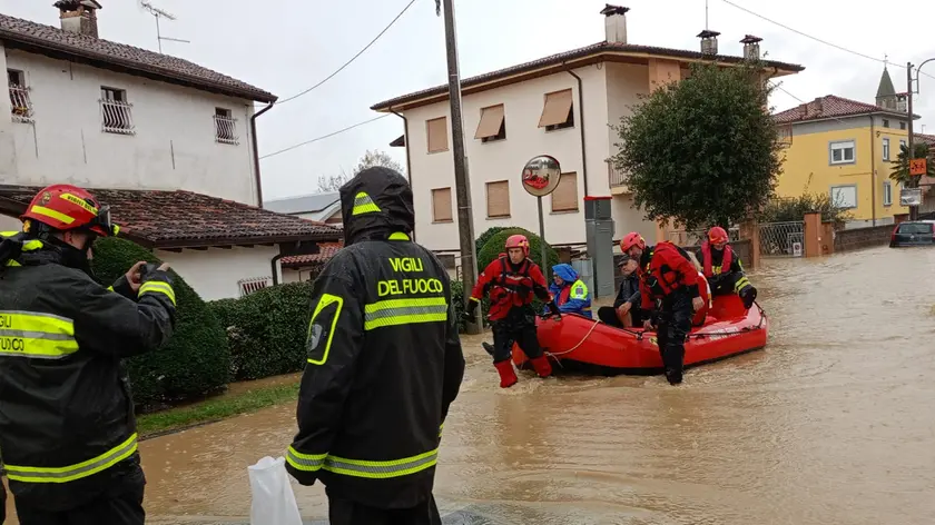 I vigili del fuoco soccorrono gli abitanti di Versa con i gommoni