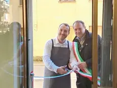 A sinistra Quirino Kuhnert al taglio del nastro con il sindaco Roberto Felcaro