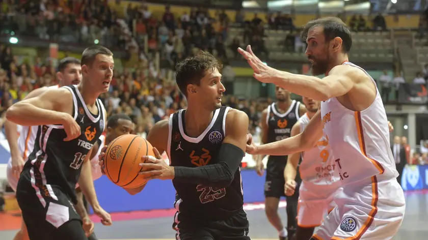 Davide Moretti nel match d’andata contro il Galatasaray Foto Bruni