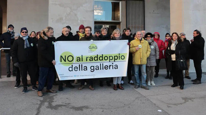 Il Comitato Gag di Muggia durante una manifestazione (Lasorte)