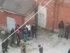 I gruppi di giovani che sabato si sono organizzati per un pestaggio nel giardino pubblico di via Giulia.