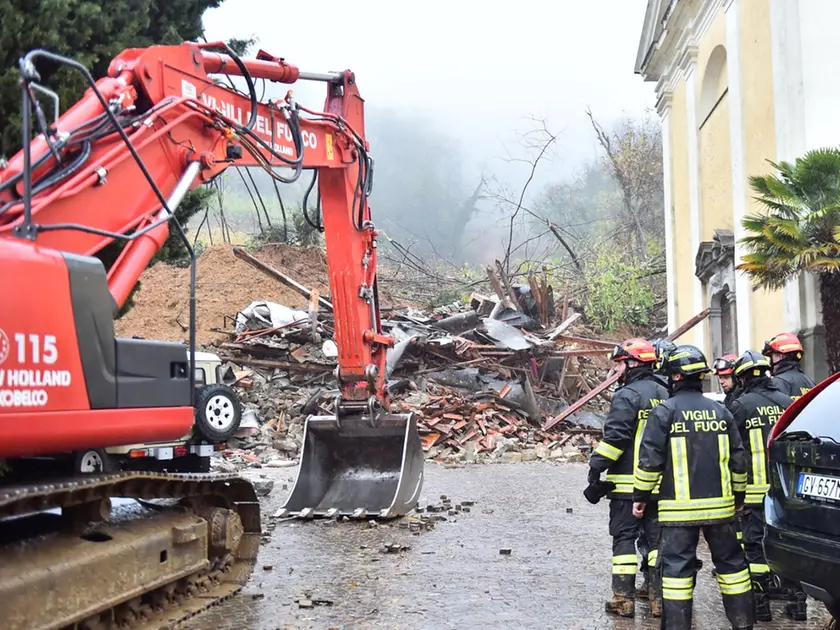 Le operazioni di soccorso tra le macerie a Brazzano
