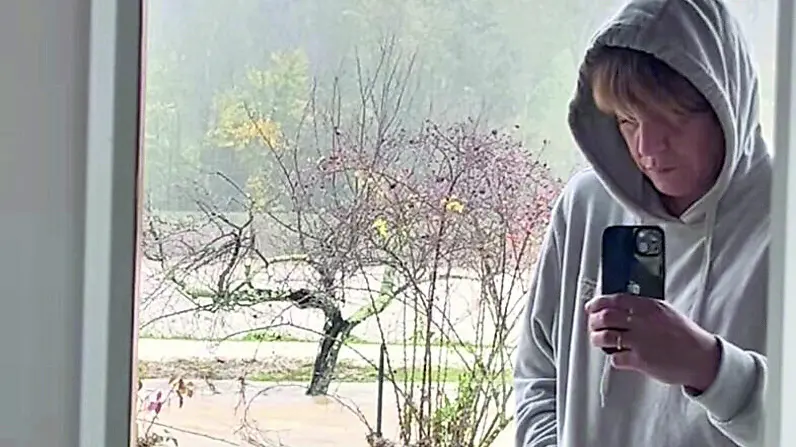 La chef Antonia Klugmann mentre riprende gli interni allagati, dietro i terreni sommersi