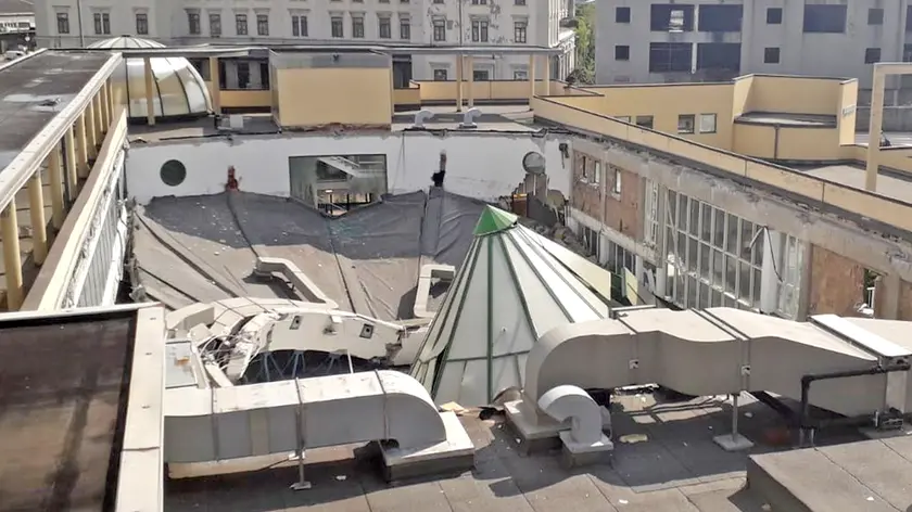 Il tetto collassato della piscina Acquamarina, ora demolita (Lasorte)