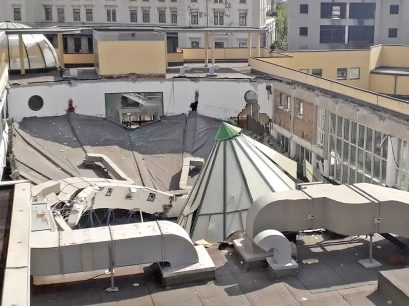 Il tetto collassato della piscina Acquamarina, ora demolita (Lasorte)