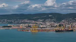 Un’immagine dal mare del Molo VII del Porto di Trieste