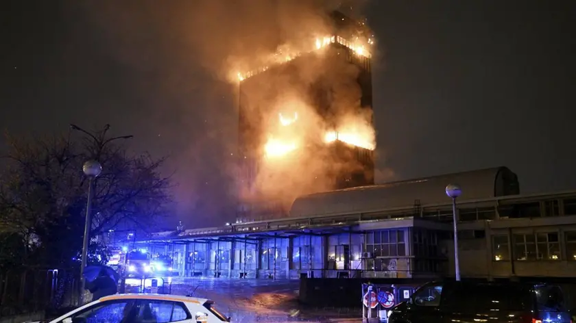 Il grattacielo Vjesnik avvolto dalle fiamme nel corso della notte nella capitale croata Zagabria