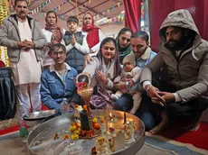 Una famiglia durante una preghiera nel tempio