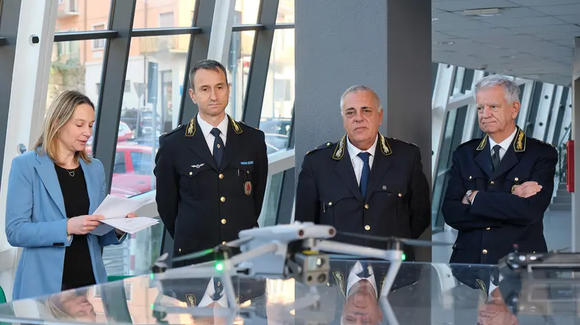 Il drone in dotazione al Comune presentato nella caserma della Polizia locale Foto Massimo Silvano