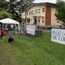 L’hotel e l’area del futuro campus scolastico, osteggiato da ambientalisti e parte dei residenti (Bonaventura)