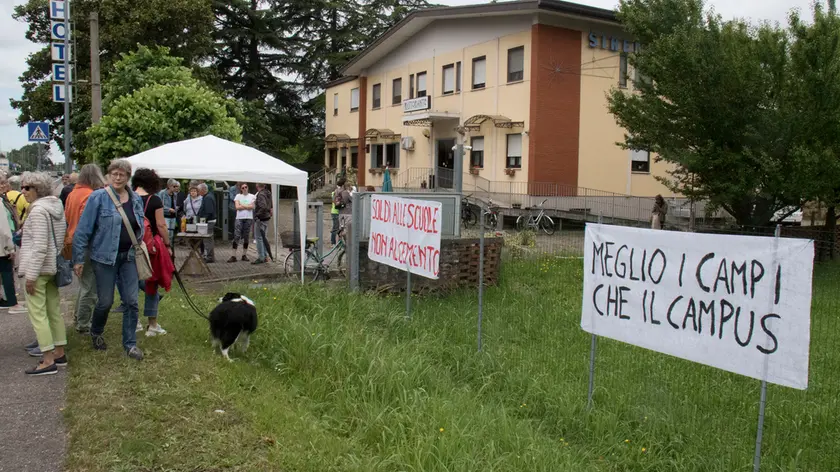 L’hotel e l’area del futuro campus scolastico, osteggiato da ambientalisti e parte dei residenti (Bonaventura)