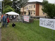 L’hotel e l’area del futuro campus scolastico, osteggiato da ambientalisti e parte dei residenti (Bonaventura)