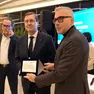 La consegna del premio speciale a Enrico Samer da parte dell’assessore regionale Sergio Emidio Bini