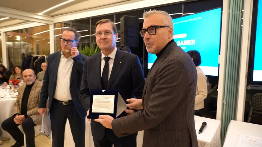 La consegna del premio speciale a Enrico Samer da parte dell’assessore regionale Sergio Emidio Bini