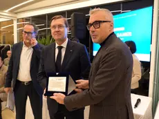 La consegna del premio speciale a Enrico Samer da parte dell’assessore regionale Sergio Emidio Bini