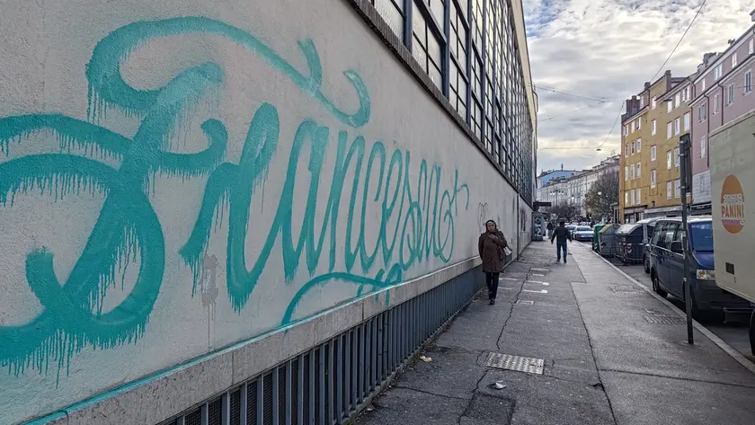 Sopra la scritta sulla facciata del mercato coperto