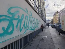 Sopra la scritta sulla facciata del mercato coperto