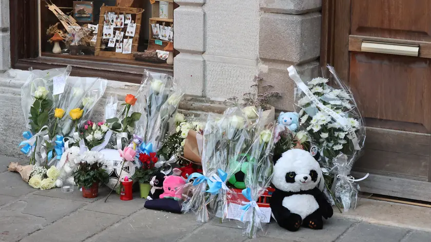 Gli omaggi in memoria di Giovanni davanti alla casa in cui è avvenuto il delitto (Lasorte)