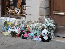 Gli omaggi in memoria di Giovanni davanti alla casa in cui è avvenuto il delitto (Lasorte)