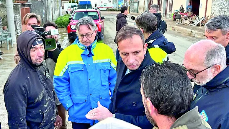 ciriani con tubetti e, a destra, fedriga con riccardi a versa