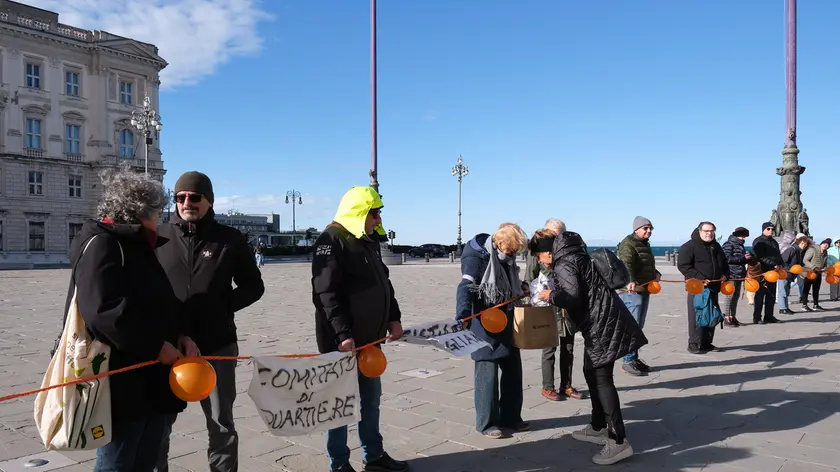 La manifestazione contro l’antenna di Rfi a Visogliano durante la riunione in Prefettura Foto Massimo Silvano