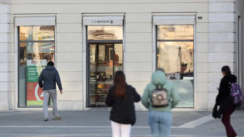 Il punto vendita a insegna Despar di piazza dell’Unità, al piano terra di palazzo Pitteri, aperto nel gennaio del 2019 e che chiuderà definitivamente il prossimo 31 dicembre. Foto Andrea Lasorte e Massimo Silvano