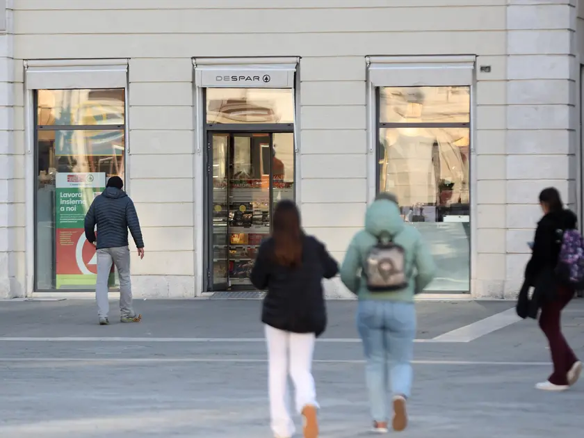 Il punto vendita a insegna Despar di piazza dell’Unità, al piano terra di palazzo Pitteri, aperto nel gennaio del 2019 e che chiuderà definitivamente il prossimo 31 dicembre. Foto Andrea Lasorte e Massimo Silvano