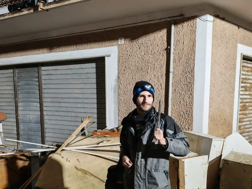 Il volontario Andrea Serino