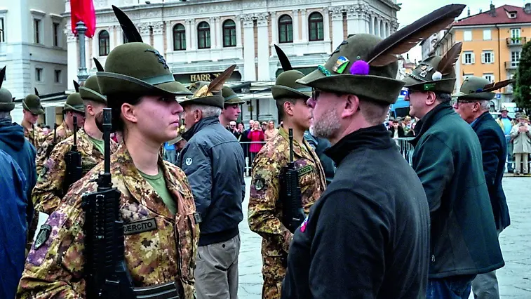 Asia Bettuzzi con il padre Axel dopo aver ricevuto il cappello da alpino