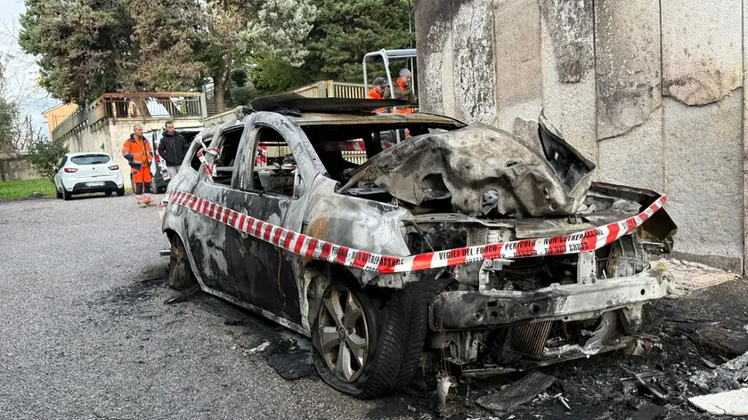Le auto incendiate nella notte tra mercoledì e giovedì 20 novembre in via Campanelle a Trieste. Fotoservizio di Massimo Silvano