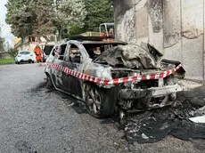 Le auto incendiate nella notte tra mercoledì e giovedì 20 novembre in via Campanelle a Trieste. Fotoservizio di Massimo Silvano