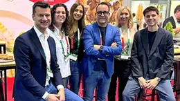 Dario Roncadin, al centro con la giacca blu, con i suoi collaboratori americani