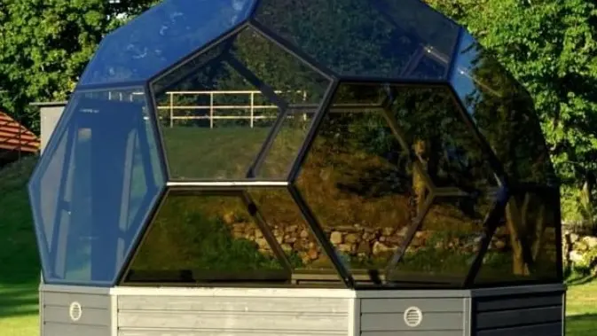 L’eco sauna con i vetri fumè che sarà sistemata in spiaggia