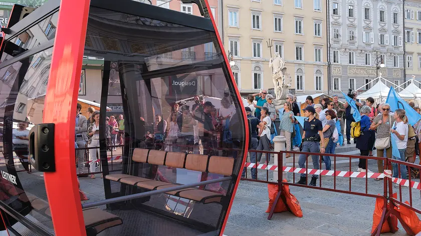 La presentazione della cabinovia in piazza della Borsa (foto archivio Silvano)