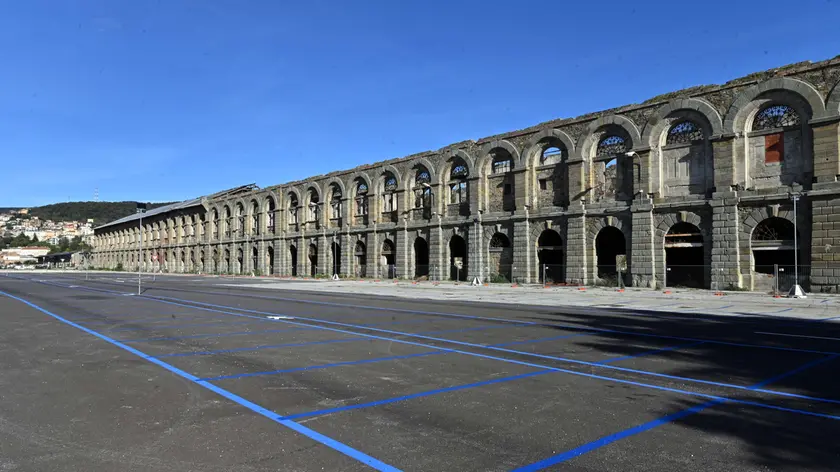 Il Silos e l’area destinata a park, sotto gli interni del magazzino e l’ingresso (Foto Bruni e Lasorte)