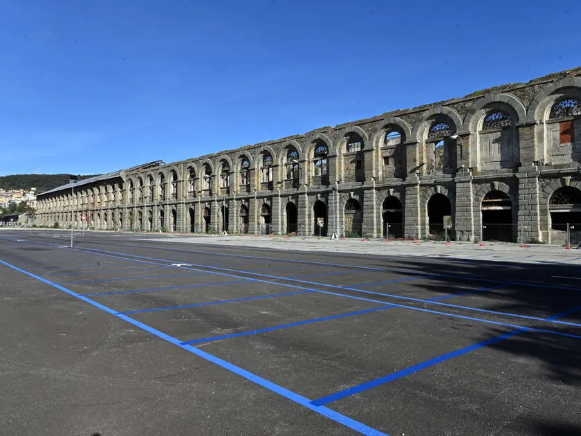 Il Silos e l’area destinata a park, sotto gli interni del magazzino e l’ingresso (Foto Bruni e Lasorte)