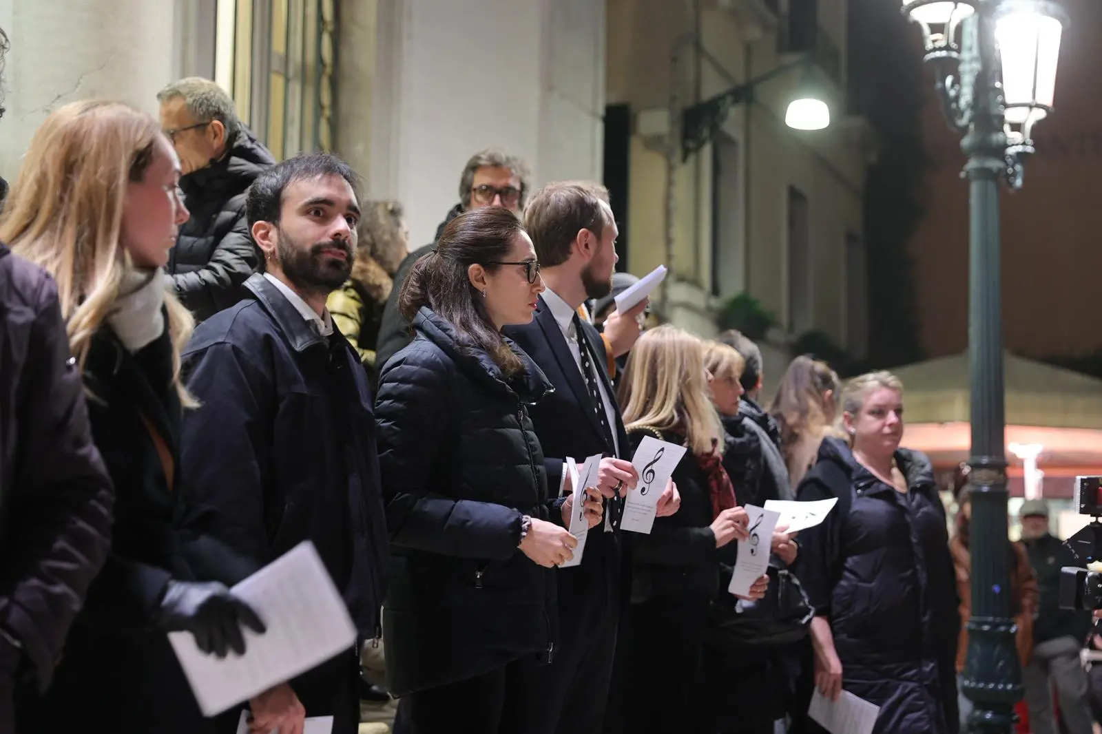 La protesta fuori dal Teatro la Fenice