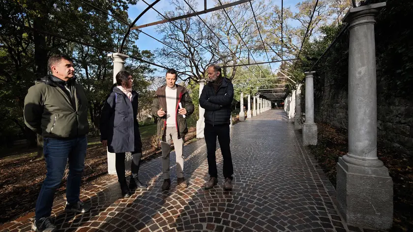 Il colonnato restaurato nel parco di Villa Engelmann Foto Lasorte
