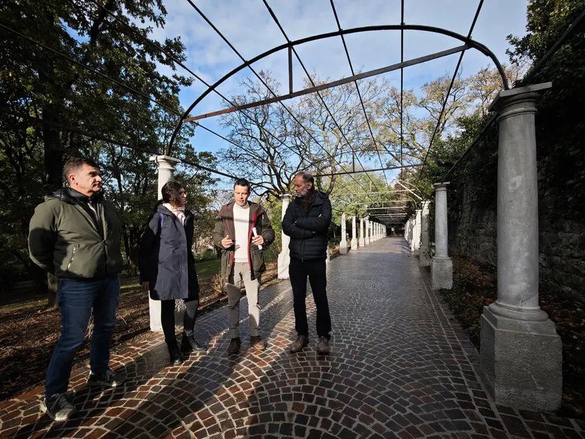 Il colonnato restaurato nel parco di Villa Engelmann Foto Lasorte