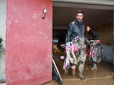 Residenti di Versa alle prese con lo sgombero del garage (Tibaldi)