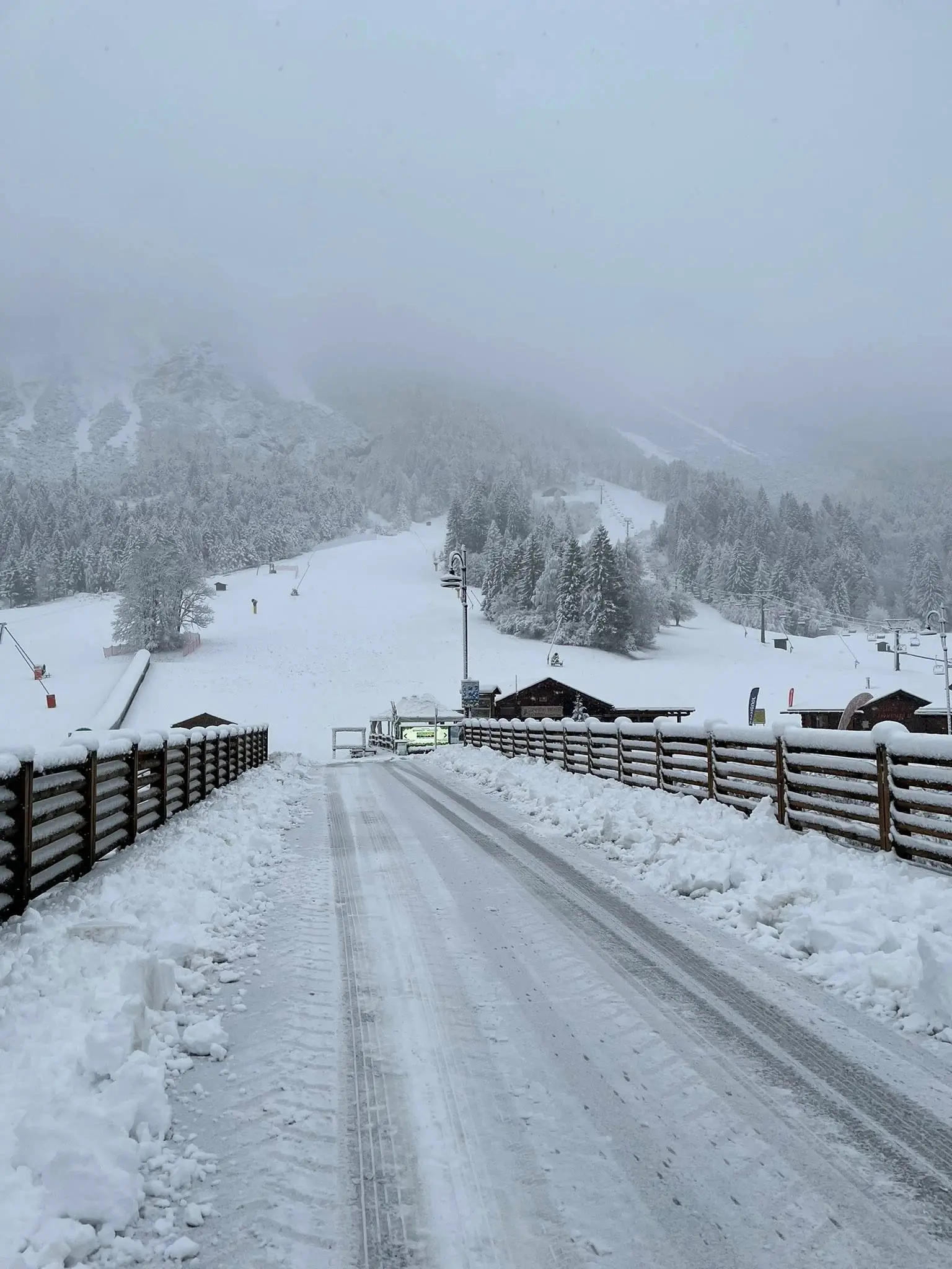 Ecco Forni di Sopra completamente innevata dopo le ultime precipitazioni, con accumuli consistenti nel centro abitato. La neve ha ricoperto tetti e strade, rallentando la viabilità ma senza creare criticità rilevanti