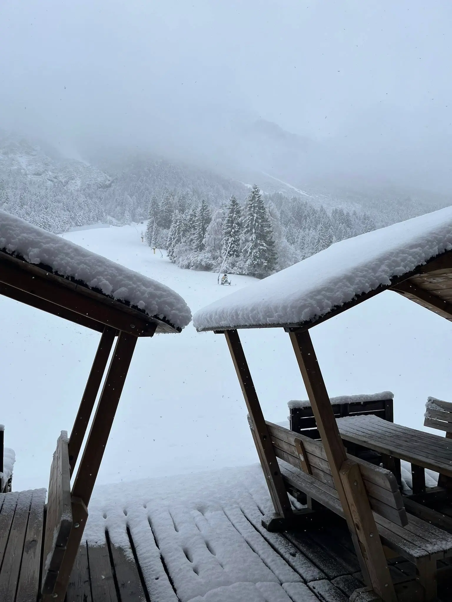Ecco Forni di Sopra completamente innevata dopo le ultime precipitazioni, con accumuli consistenti nel centro abitato. La neve ha ricoperto tetti e strade, rallentando la viabilità ma senza creare criticità rilevanti